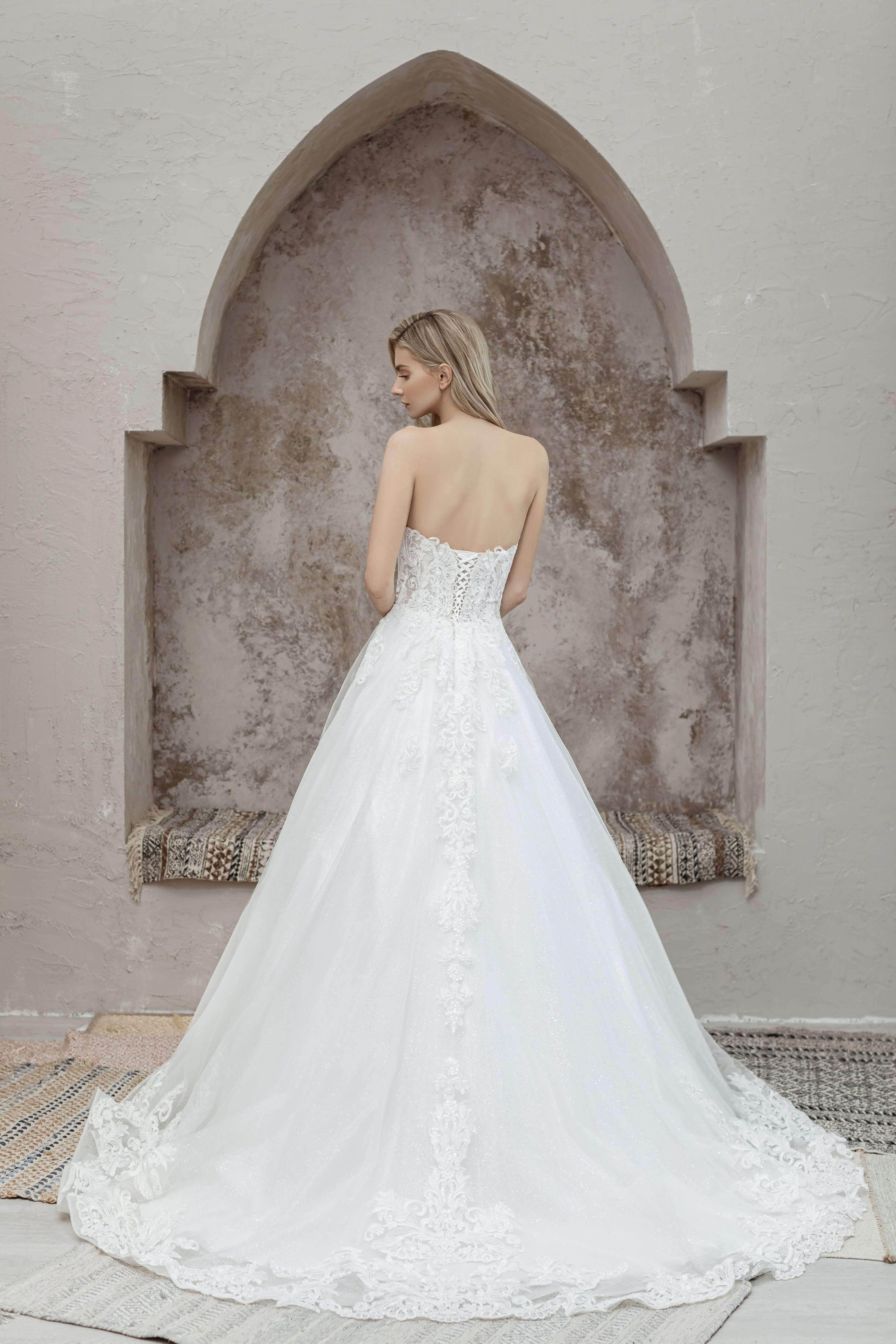 Magnolia White: Amaryllis - Image 3