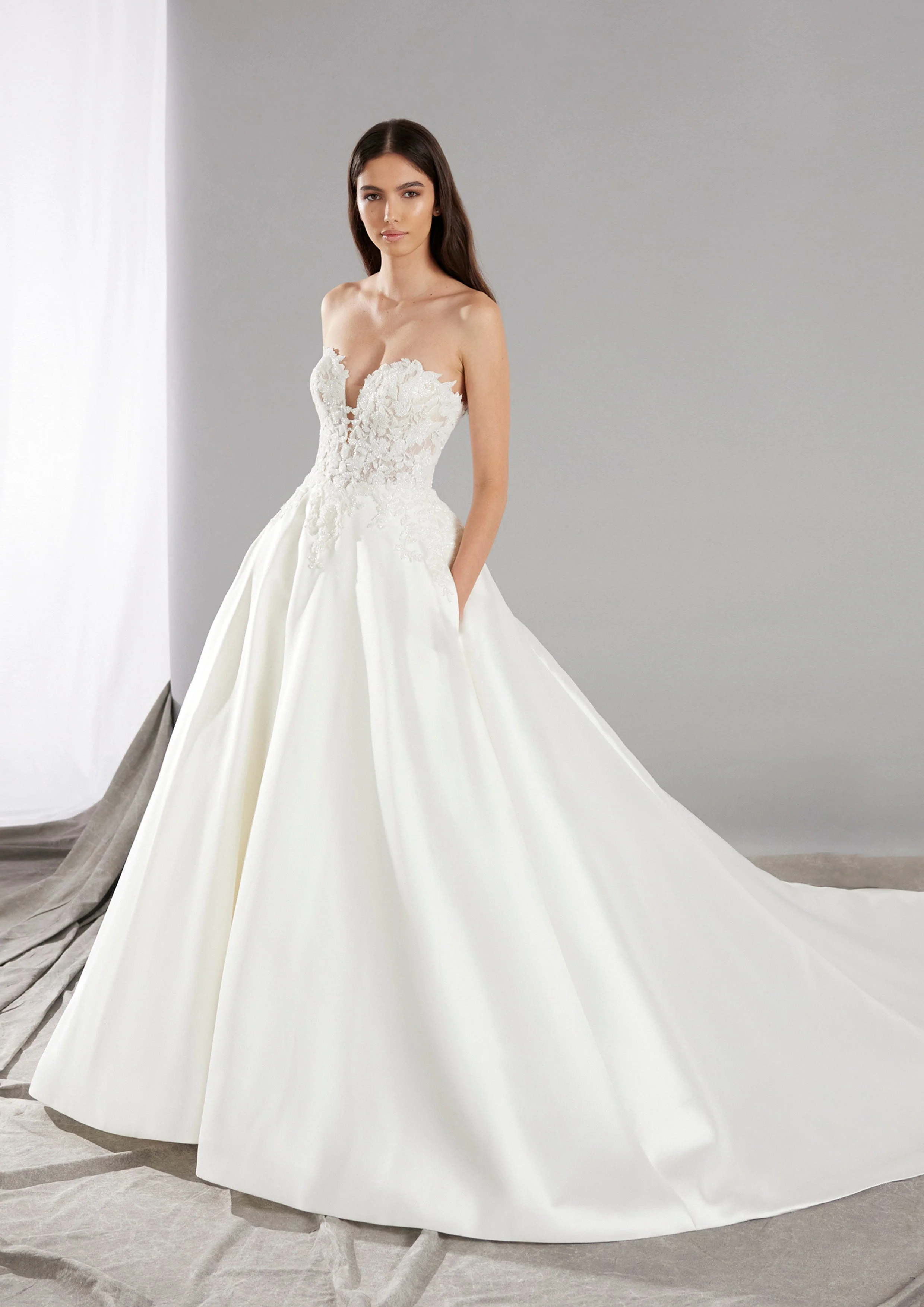 Pronovias: Once - Image 3